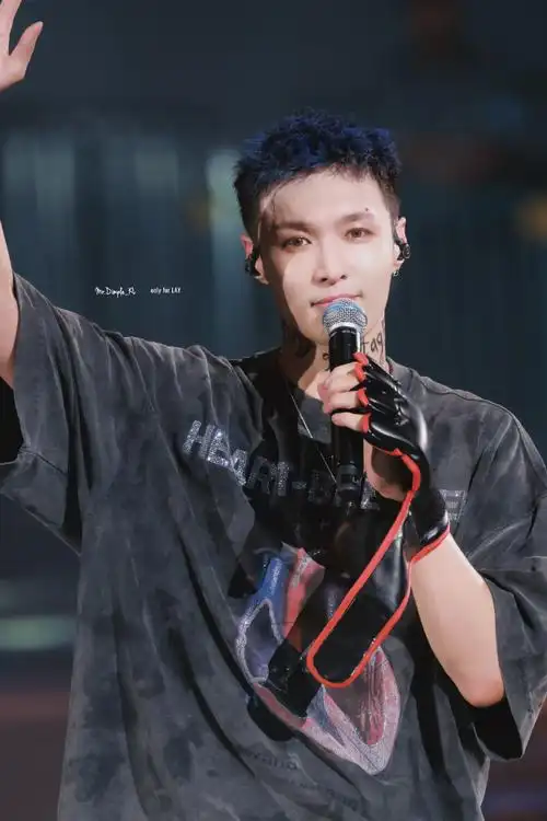 张艺兴蓝色碎盖短发