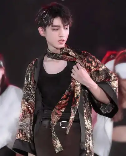 王俊凯性感锁骨图照合集让人欲罢不能的迷人凯boss