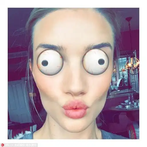 明星们都爱上了恶搞自拍 贝嫂变身温婉小白兔