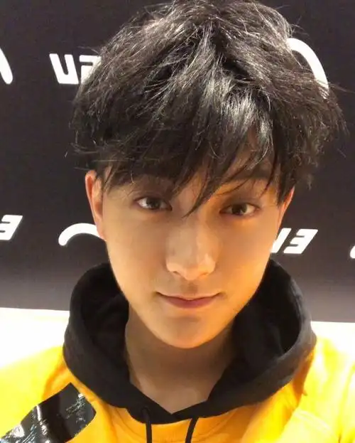 不化妆的黄子韬男子汉气息增强网友支持你