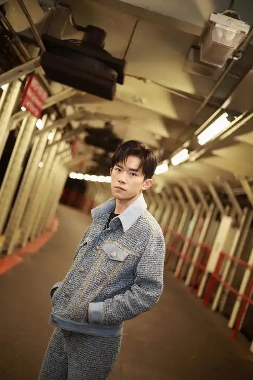 易烊千玺扎小辫露酒窝走起嘻哈风,皮肤嫩得可以掐出水来