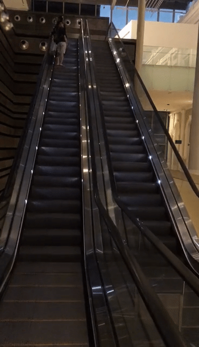 购物中心自动扶梯还可以这样玩