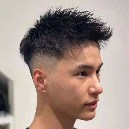 这种发型给人一种前卫又酷帅的感觉,适合那些敢于尝试不同风格的男性.