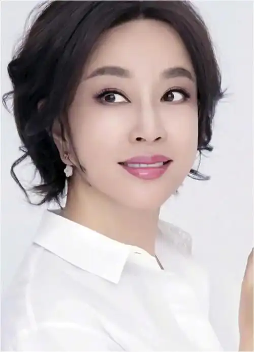 刘晓庆饰演少女引争议清醒回应让人深思70岁仍与丈夫感情甜蜜