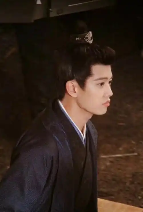 任嘉伦嘟嘟嘴92十八宫格大年初七啦……一起来嘟嘟嘴92