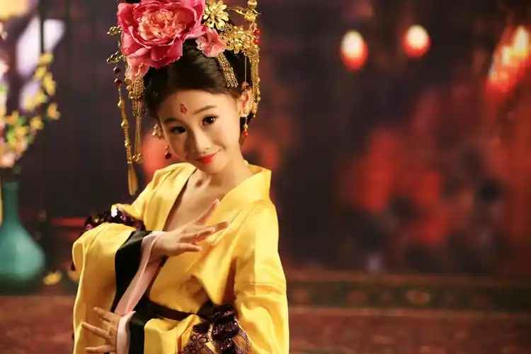 人气小童星何羿霏古装媲美范冰冰被赞00后萌女神