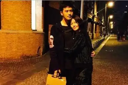 他被称不老男神妻子是著名歌手谭维维今40岁无儿女令人遗憾