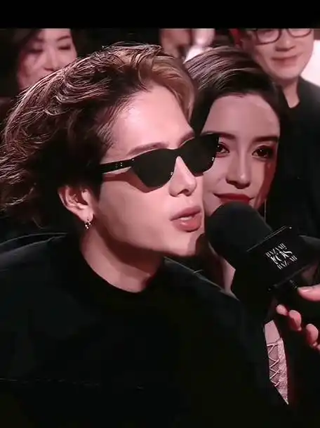 王嘉尔杨颖angelababy豪门姐弟坐一起狠养眼