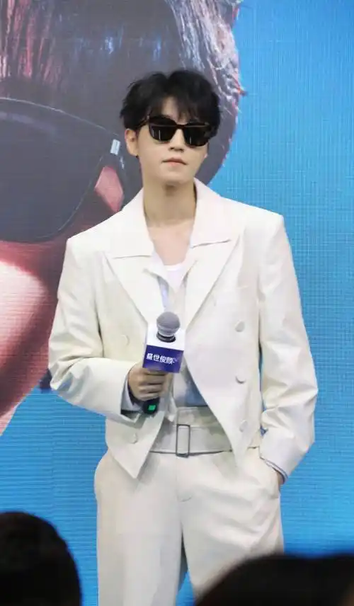 王俊凯白色西装戴墨镜,好bking,好拽!_活动_品牌_合作