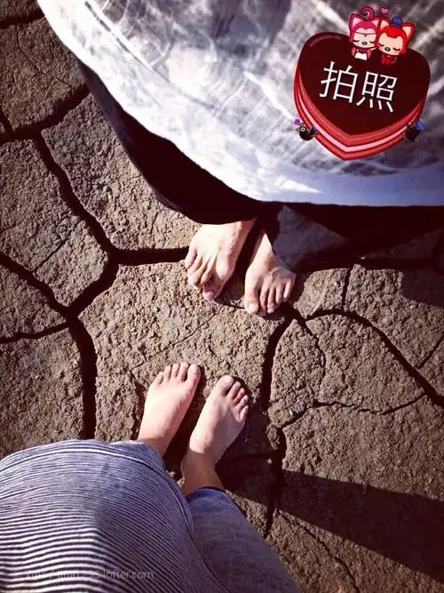 还是我俩,一搜就搜出很多光脚丫子的