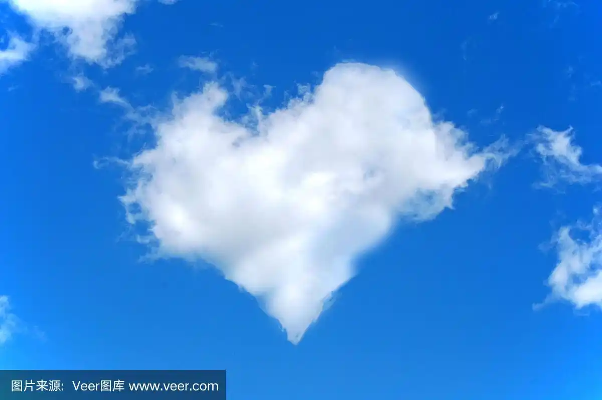 蓝色天空的云朵做成的心形