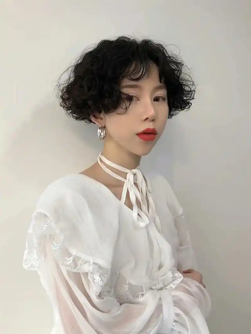 发型 #烫发 超短发爆炸卷,主要适合脸型偏小的小姐姐