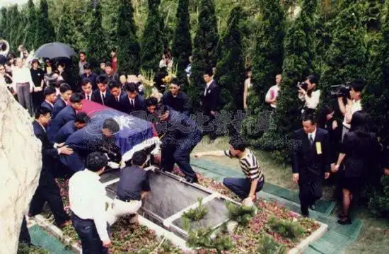 邓丽君遗体覆盖国民党旗,享受少将待遇