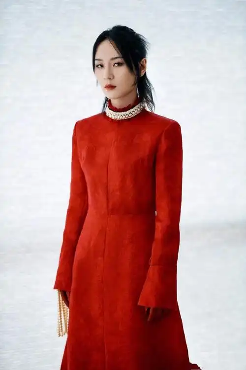 周笔畅女人味十足亮片薄纱衬衫搭配彩色波点半裙大秀曲线身材