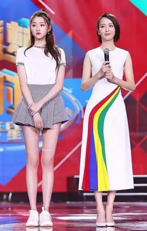 看了关晓彤与多位女星的同框后,网友纷纷直呼她为合影杀手