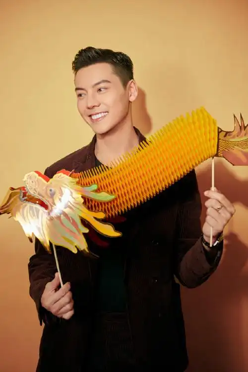 陈伟霆的糖画是从王府井买的##陈伟霆拿非遗龙糖画拍照