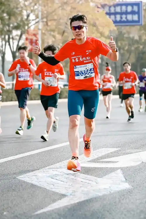 东营马拉松半马130大神们美拍来了.半马130大神一路狂飙, - 抖音