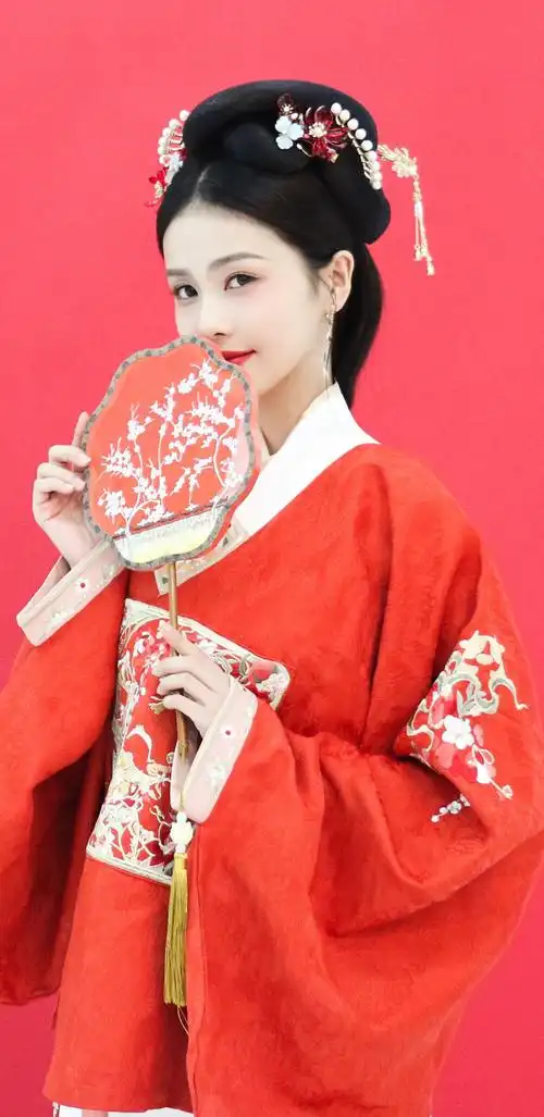 双丸子头白鹿红色旗袍喜庆壁纸