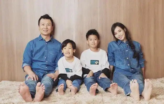 45岁侯佩岑晒全家福,总裁老公秀恩爱,父子三人皮肤黝黑