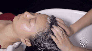 ▼5擦头发注意洗完过后可以用护发素锁住秀发的营养和水分同时头发也