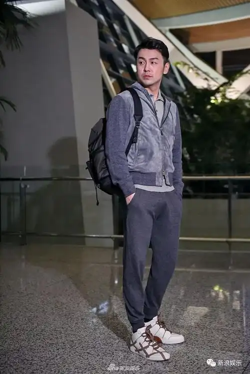 明明是个行走的表情包,雷佳音却非要进军时尚界,这画风完全就是泥石流