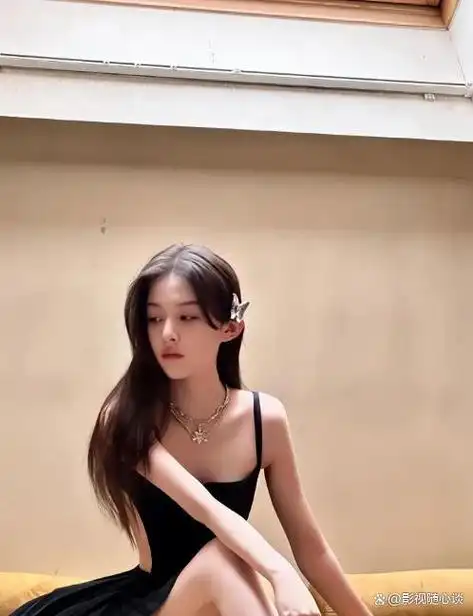 《庆余年》扮演叶轻眉的演员长大了!19岁肤白貌美大长腿!