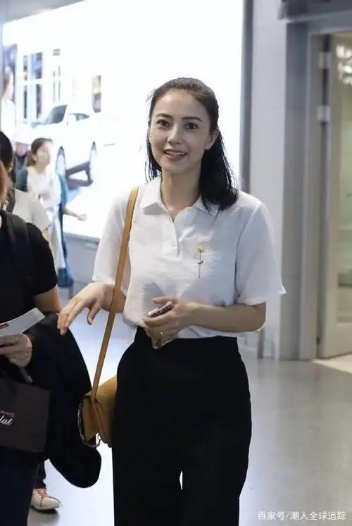 41岁高圆圆冻龄素颜太牛了!素色短袖配草帽,莞尔一笑重回20岁?