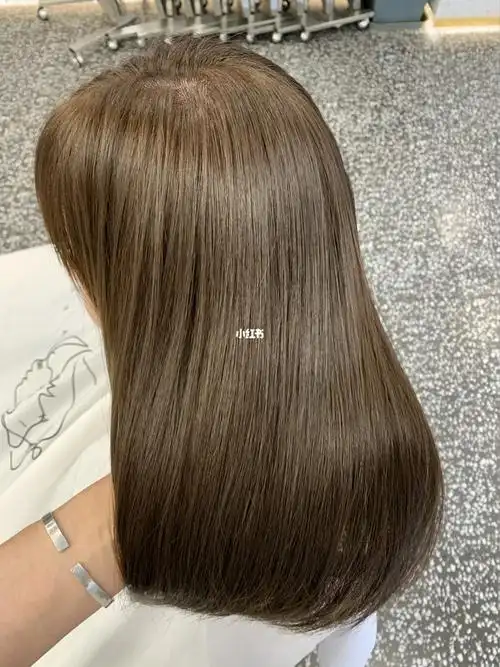 变温柔的栗子发色96栗子色,介于红色和黄色之间的一种颜色,是红棕色