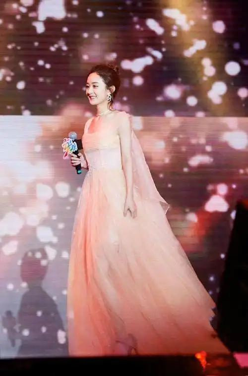 20岁关晓彤和30岁的赵丽颖同穿仙女裙,差10岁竟被秒成渣!