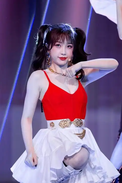 虞书欣演唱会造型来袭穿抹胸吊带秀性感香肩独具女神魅力