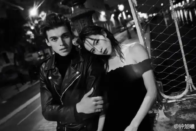 11月18日,钟楚曦在微博晒了一组黑白街拍照,并暧昧的写道:"私奔"是我