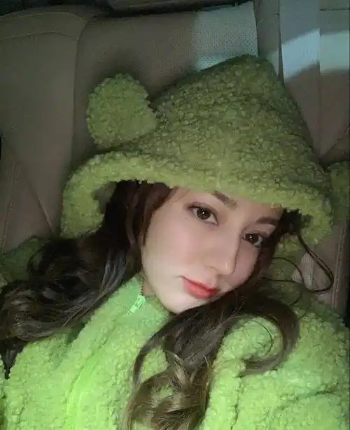 迪丽热巴"走哪捂哪"太做作?看到她的生活照,终于理解她的难处