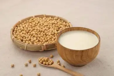 一碗豆浆和大豆在桌子上