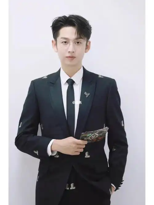 主持人小齐齐思钧