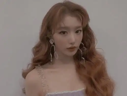 孔雪儿一改大波浪长发,换上黑长直造型,这难道不是芭比娃娃本人_手机