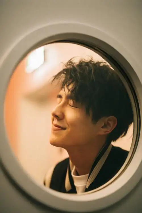 刘昊然时尚秀场简洁帅气写真图片49