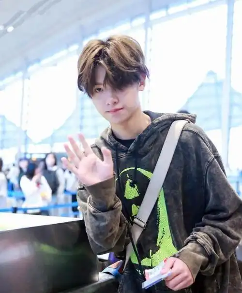 嘟嘴萌态惹人爱justin黄明昊舒适清新装扮演绎奶派帅哥