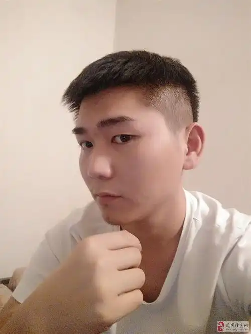 麻烦谁有30岁左右男生(高富帅一点)套图(同一个人)的发来看看~~~~感情