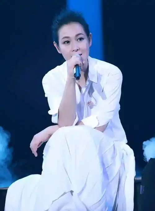 原创刘若英从小美到大小时候穿衣就那么时髦难怪51岁了也不显老