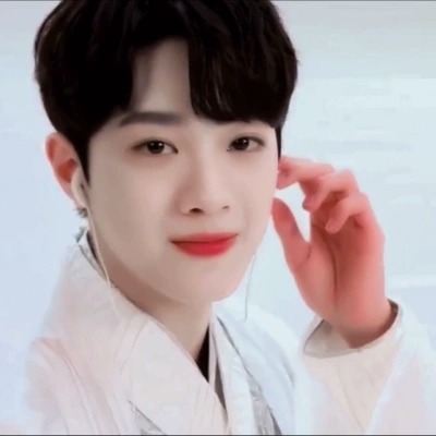 赖冠霖头像. 拿图点赞.