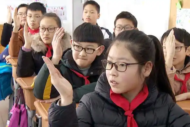 现在戴眼镜的学生越来越多了,在初中校园里,戴眼镜的孩子不在少数.