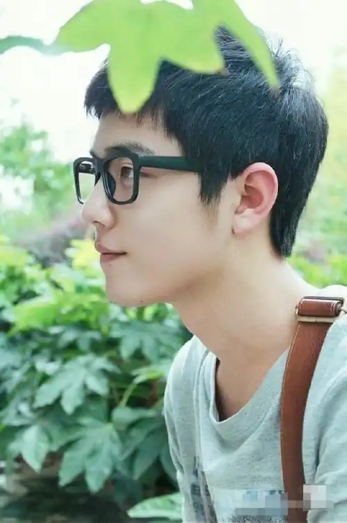 平时都是守护他的素人时期,既然今天可以发帅气可爱的肖先,那就扒拉