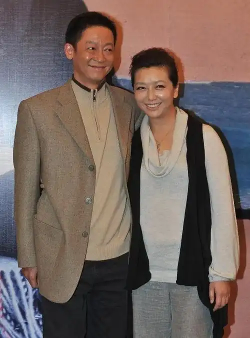 江珊好有气质美,只需要穿简单的白色服装,就显得很年轻