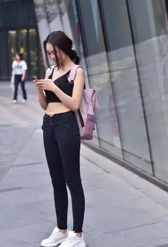 黑色牛仔裤美女紧致的身材,白皙的肌肤,特别精致时尚!