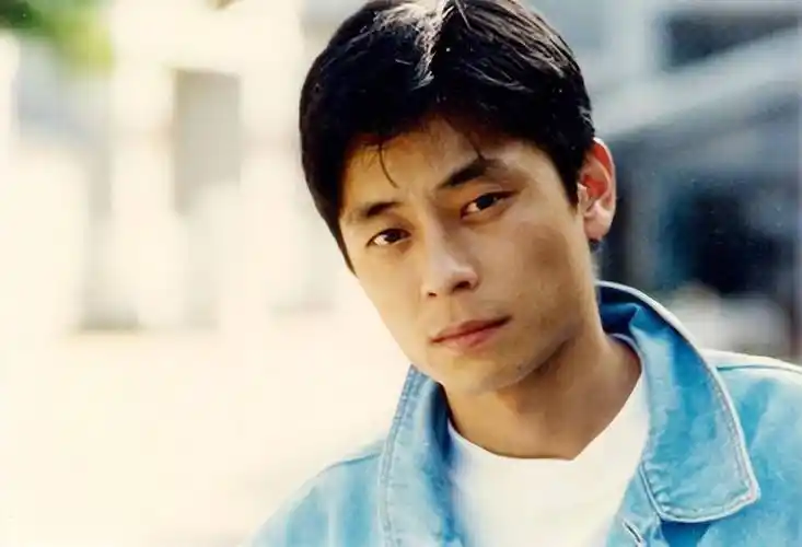 60岁王杰隐居国外近况!低调推出新作庆出道35年,被指嗓子变清晰