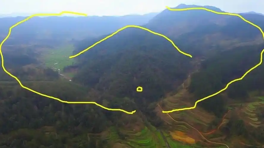 三山环抱,四水归堂,玉带缠腰的风水宝地