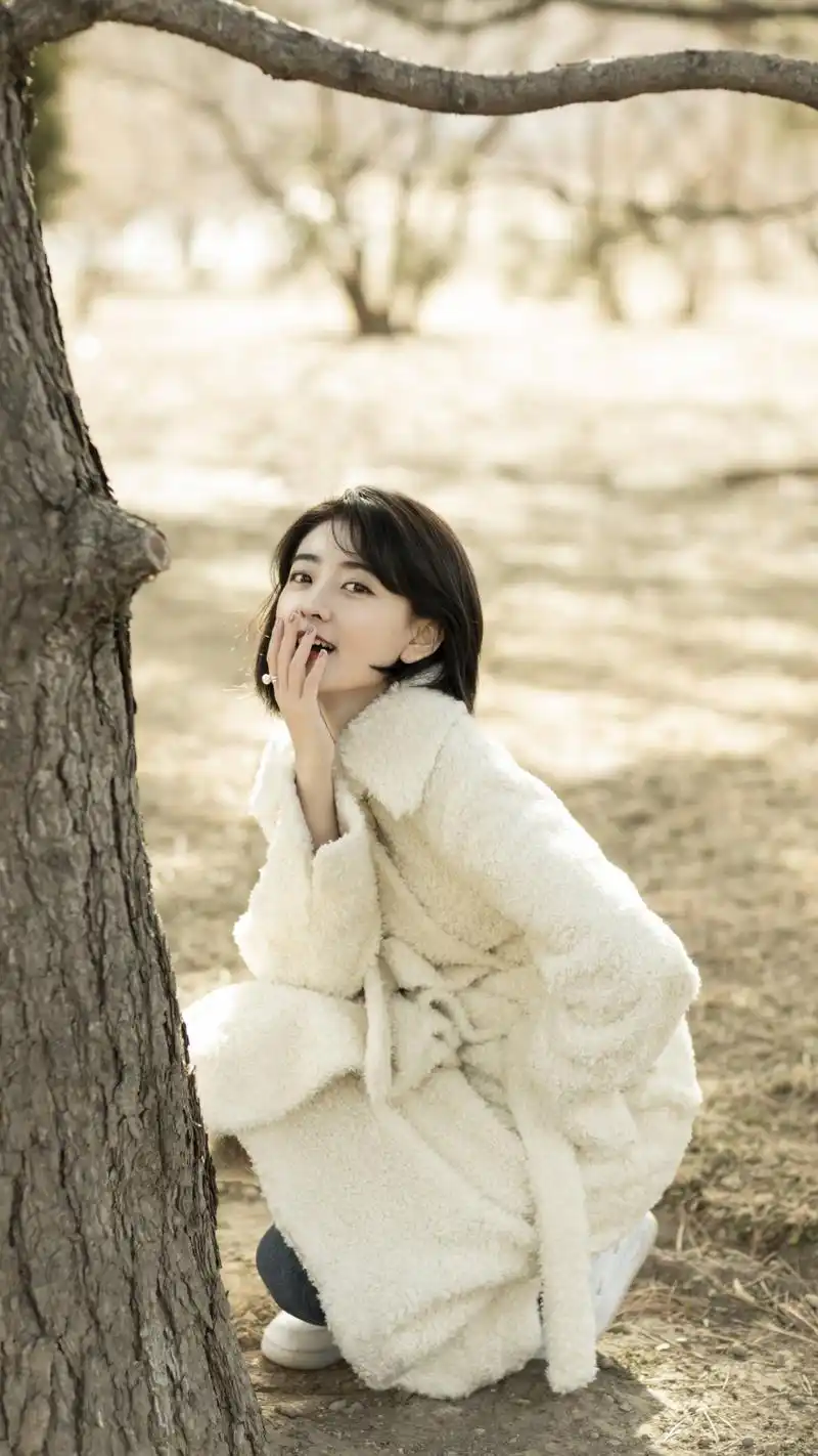 演员梁洁,主演《双世宠妃》系列,来看生活美照吧