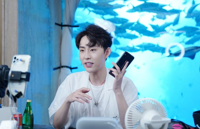 遥望网络瑜大公子海底直播首秀成立海洋公益基金用于环境保护