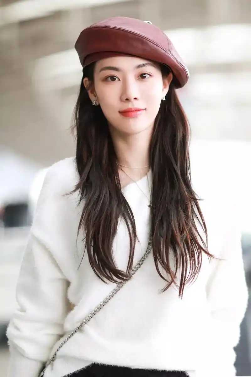 32岁王菲菲白毛衣搭配针织裙清纯可人杨幂少见的一身酷帅穿搭