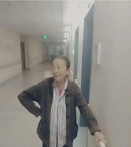 后来,张少华的病情日益严重,她躺在医院的病床上,而在她身边默默守候